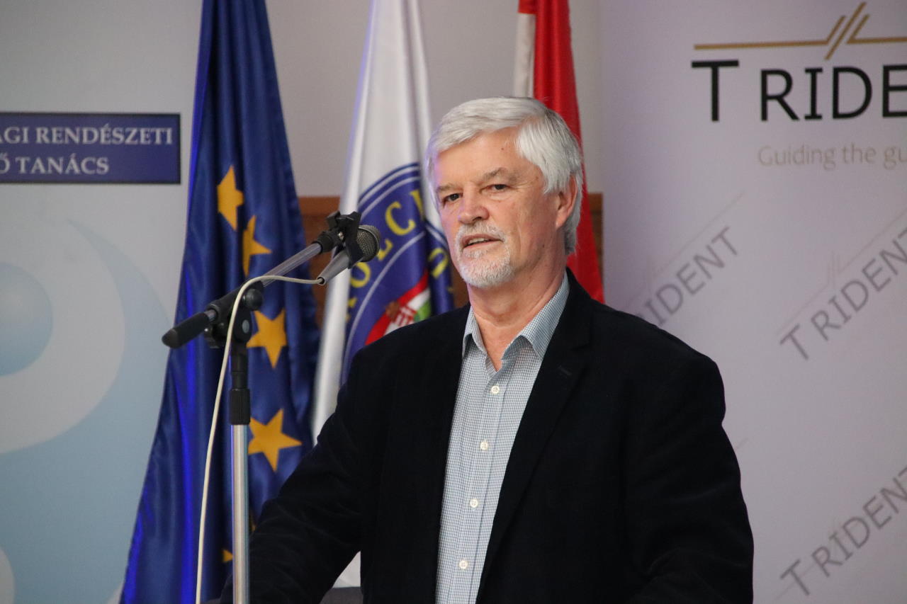 Kormos Dénes elnök Kárpát medencei Tehetségsegítő Tanácsok Kollégiuma